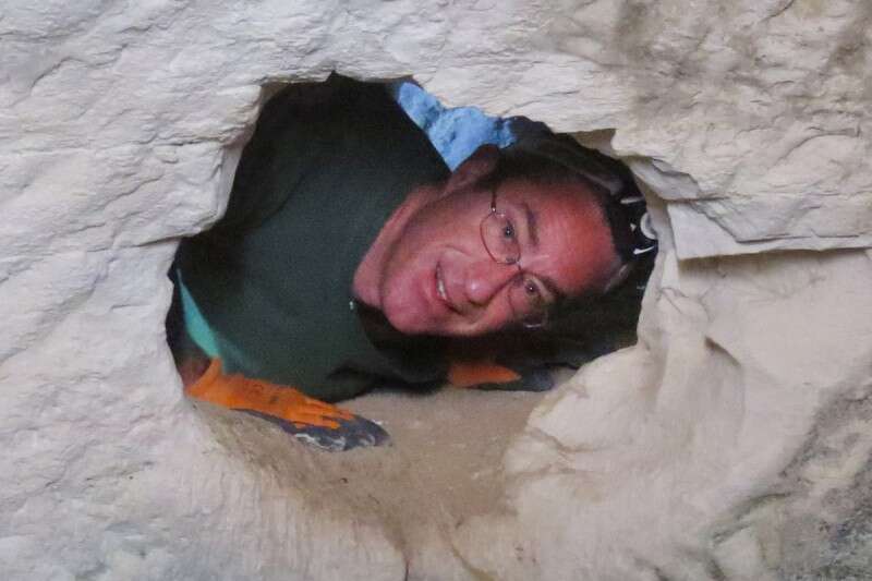 המטייל ספי גבעוני באתר // צילום: עידו מרוז